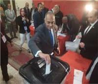 مدير الجهاز التنفيذي لهيئة الانتخابات يدلي بصوته في مدرسة قصر الدوبارة