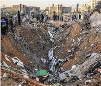 بعد غارة إسرائيلية.. فلسطينيون يبحثون بين الركام عمّا يمكن إنقاذه