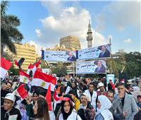 مسيرات بالأعلام للمواطنين بشارع جامعة الدول العربية بالجيزة