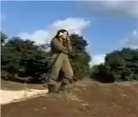 مجندة تقف أمام دبابة خلال إطلاق قذيفتها.. فيديو يثير قلقا في إسرائيل
