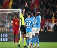 روما يهزم نابولي بهدفين في مباراة الكروت الملونة 