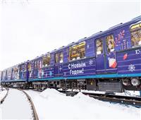 «قطار العام الجديد» يزين مترو أنفاق موسكو في موسم الأعياد