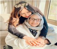 صفاء أبوالسعود وجومانا مراد ترافقان لطيفة قبل مغادرتها لدفن والدتها في تونس 