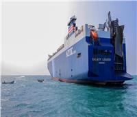 اقتراب قاربين من سفينة تجارية جنوب ميناء المخا اليمني