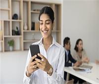 دراسة: السماح للموظفين باستخدام هواتفهم الشخصية في العمل يساعد على تقليل التوتر