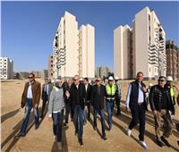 وزير الإسكان يتابع سير العمل بمشروعات مدينة السويس الجديدة