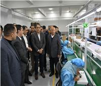 رئيس الوزراء يتفقد مصنع «وادي السيليكون» للصناعات الإلكترونية بالسخنة