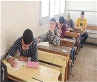 طلاب الأول الثانوي العام يؤدون امتحان الرياضيات بمحافظة الجيزة اليوم 
