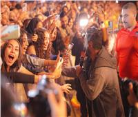 تامر حسني ينزل للجمهور بحفل دبي.. ويوجه رسالة لهم (فيديو)