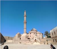 أصل الحكاية | مسجد سارية الجبل مبني من حجر الفص النحيت 