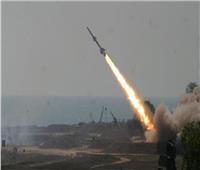 الجيش الأمريكي يعلن اصابة صاروخ حوثي لسفينة حاويات في البحر الأحمر