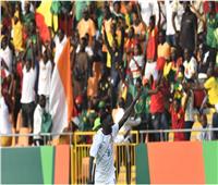 محمد بايو يهدي جائزة أفضل لاعب في مباراة الكاميرون وغينيا إلى والدته 