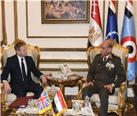 وزير الدفاع يبحث التطورات بالمنطقة مع نظيره البريطاني