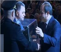 وزير الداخلية يُقدم للسيسي هدية تذكارية خلال حفل عيد الشرطة
