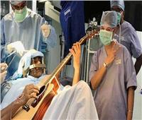 مريض يعزف على الجيتار خلال إجراء عملية جراحية في الدماغ