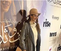 أمينة خليل تصل العرض الخاص لفيلمها الجديد «انف وثلاث عيون»