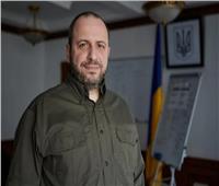 وزير الدفاع الأوكراني يدعو بوريل إلى زيادة إمدادات الذخيرة لقواته بشكل كبير