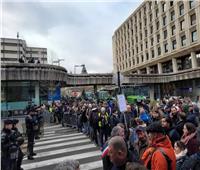 «الشارع مليء بتجار المخدرات».. سكان بوردو بفرنسا يتظاهرون أمام مبنى البلدية