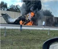 حادث مأسوي.. تحطم طائرة خاصة على طريق سريع في أمريكا