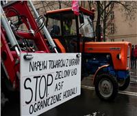 وارسو تعتذر عن اعتراض مزارعين بولنديين شاحنات حبوب أوكرانية وإفراغ حمولتها
