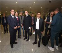سفير مصر في الجزائر يستقبل بعثة الأهلي في مطار هواري بومدين