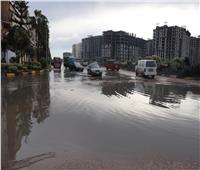 رئيس صرف الإسكندرية يتابع التعامل مع تجمعات مياه الأمطار الغزيرة