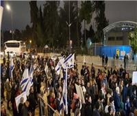 متظاهرون إسرائيليون يغلقون الطريق المؤدي لوزارة الدفاع للمطالبة بصفقة تبادل فورية