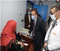 محافظ المنوفية يزور مصابي غزة بالمستشفى التعليمي للإطمئنان عليهم