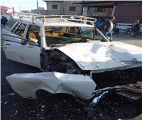 إصابة 13 شخصًا في تصادم سيارتين بنجع حمادي| صور