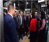 وزير العمل يختتم جولته في بورسعيد بزيارة مصنع للبطاطين والسجاد والملابس