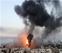 طائرات الاحتلال تقصف منزلا فوق رؤوس ساكنيه بحي الزيتون في غزة