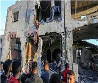 76 شهيدًا خلال آخر 24 ساعة بغزة.. وجنود الاحتلال يُنكلون بالمُسعفين والمدنيين