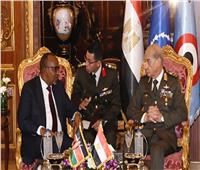 وزير الدفاع يبحث مع نظيره الكيني تعزيز علاقات الشراكة والتعاون العسكري| فيديو