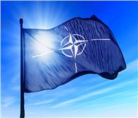 رفع العلم السويدي في مقر حلف الناتو خلال مراسم انضمامها الرسمي للحلف