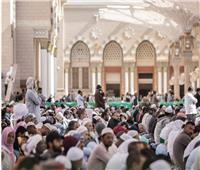 ضيوف برنامج خادم الحرمين الشريفين يؤدون صلاة الجمعة الأولى من رمضان بالمسجد الحرام