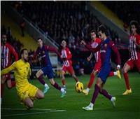 انطلاق مباراة أتلتيكو مدريد وبرشلونة بالدوري الإسباني