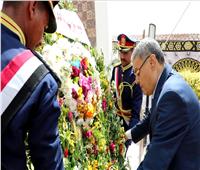 محافظ المنيا يضع إكليلاً من الزهور على النصب التذكاري بمناسبة العيد القومي 105
