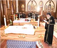 البابا تواضروس يصلي صلوات تجنيز الرهبان الشهداء بالكاتدرائية 
