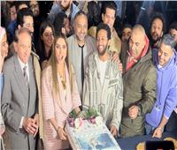 روجينا تحتفل بعيد ميلاد رؤوف عبدالعزيز في لوكيشن تصوير «سر الهي»
