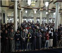 آلاف المصلين يؤدون العشاء والتراويح في الجامع الأزهر