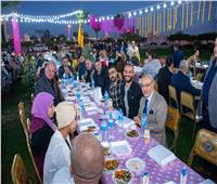 رئيس جامعة طنطا ينظم حفل إفطار جماعي لـ1000 من العمالة المؤقتة  