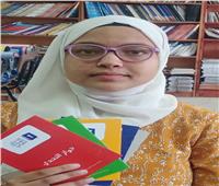 آية عامر تفوز بمسابقة تحدي القراءة العربي بتعليم قنا 