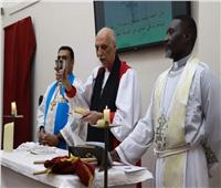 رئيس أساقفة الكنيسة الأسقفية يترأس قداسًا بكنيسة الصم    