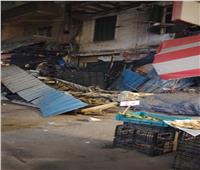 انهيار شرفة عقار على محل أسماك بسوق زنانيري في الإسكندرية