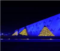 المتحف المصري الكبير يكتسي بلون طيف التوحد