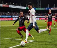 آيندهوفن يهزم إكسيلسيور بثنائية ويقترب من لقب الدوري الهولندي