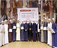 محافظ أسوان يسلم حفظة القرآن الكريم الجوائز المالية 