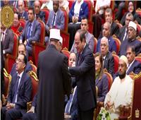 وزير الأوقاف يهدي الرئيس السيسي نسخة من موسوعة «رؤية»