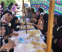العيد في الإسكندرية شكل تاني.. السيدات ينقشن كعك العيد في الشارع| صور 