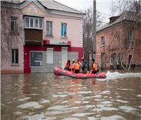 الفيضانات تغمر أكثر من 10400 منزل بأنحاء روسيا